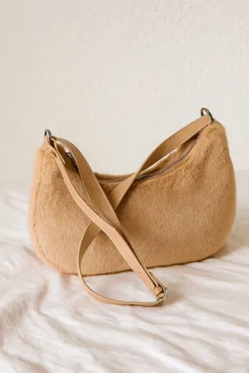 Sac à main épaule beige en fausse fourrure – tendance