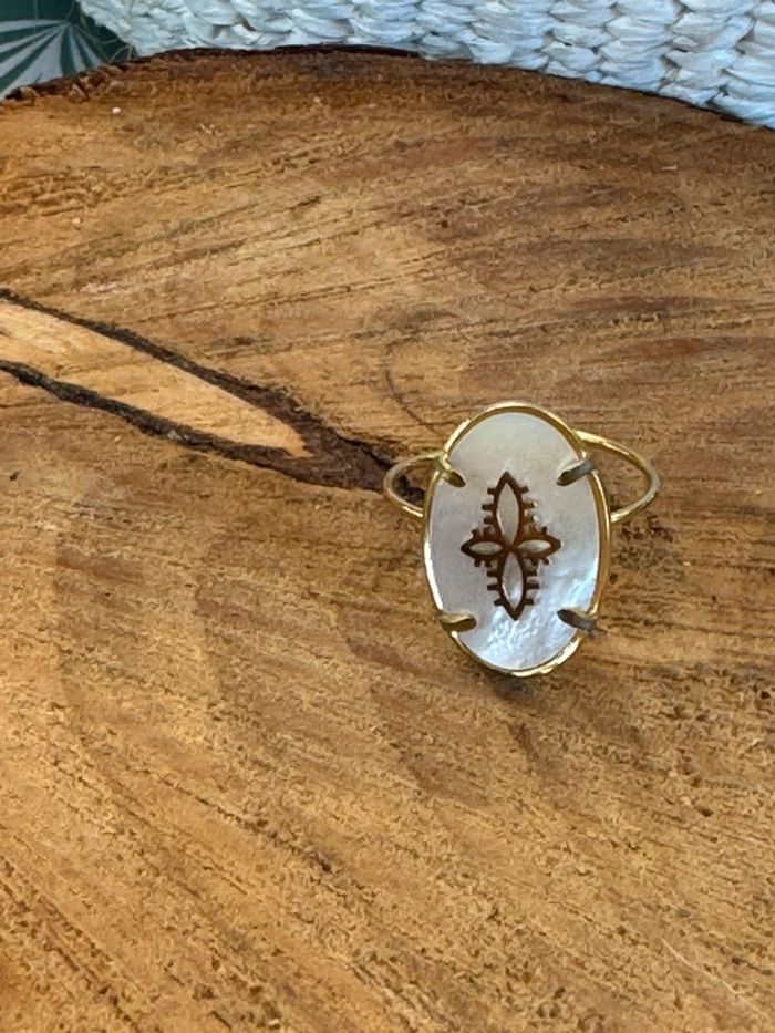 Superbe bague mile Mila ovale croix trèfle  blanche nacré acier inoxydable or - photo numéro 3