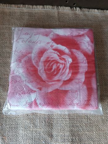 19 serviettes en papier roses rose