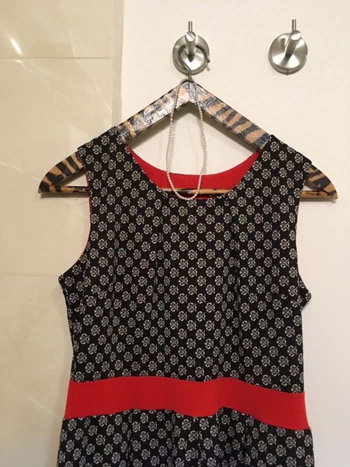 Robe 👗 rouge, blanc et noir au look 👀 vintage taille L - photo numéro 2