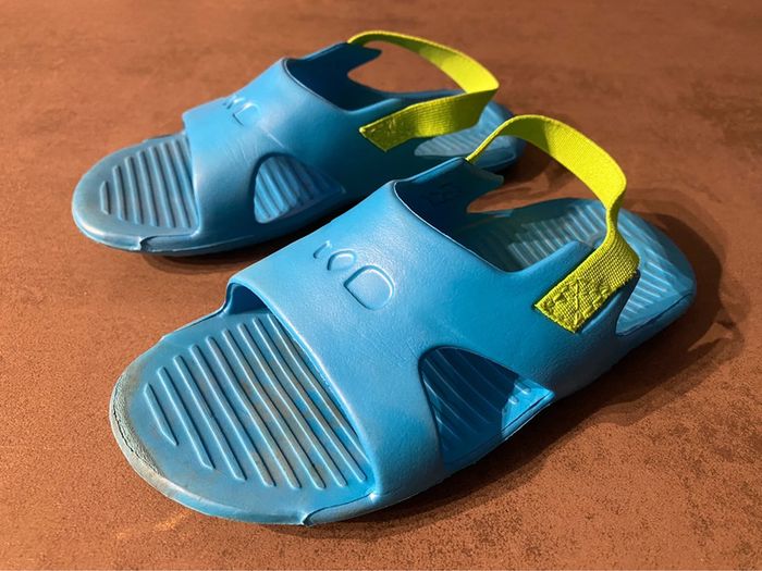 Claquettes bleu/verte taille 27/28 Décathlon