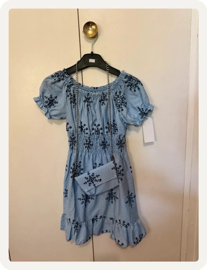 Robe bleue à détails bleus