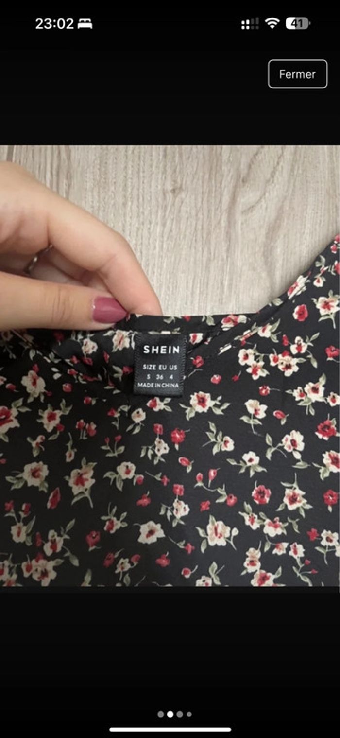 Débardeur noir à fleurs rouge et blanche - photo numéro 2