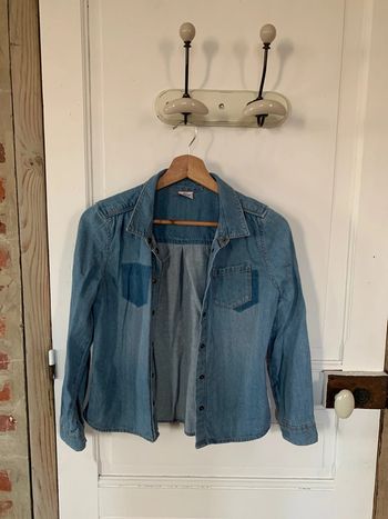 Chemise en jean tape-à-l’œil