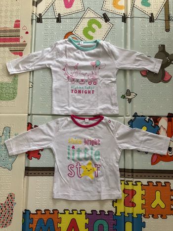 Vend 2 hauts de pyjamas neufs taille 9 mois