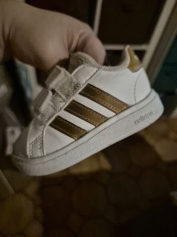 Basket adidas or et blanc