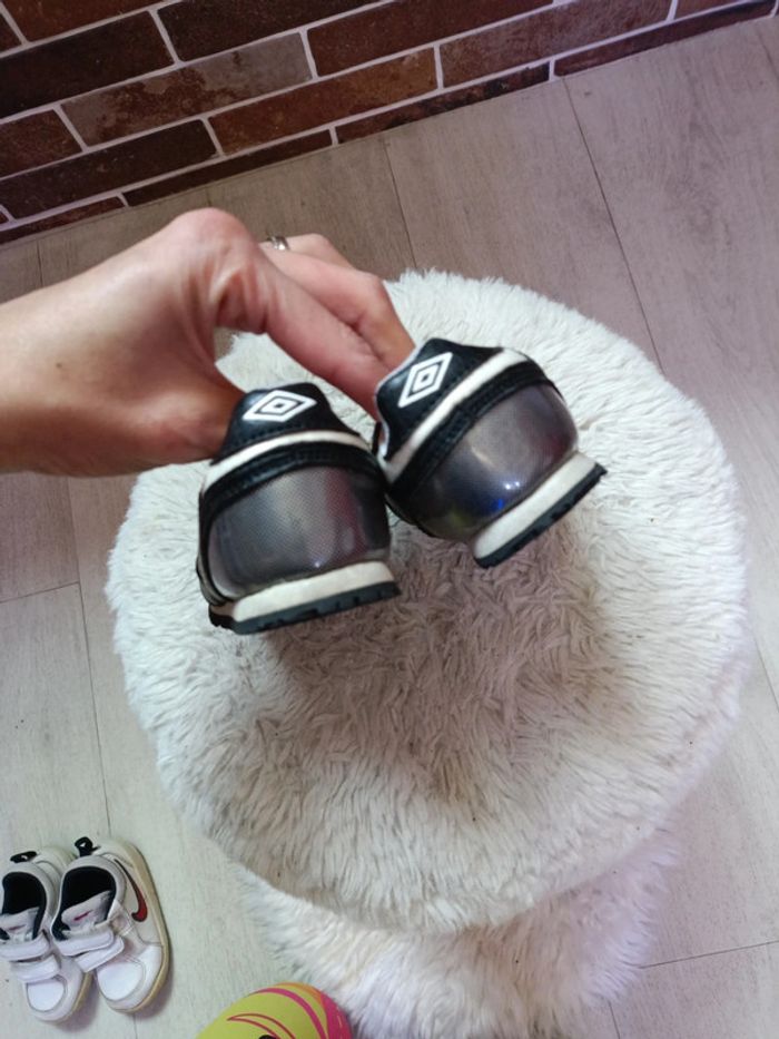 Chaussures Nike et umbro taille 22 - photo numéro 9