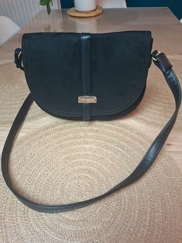 Sac bandoulière Manoukian noir – style chic et pratique