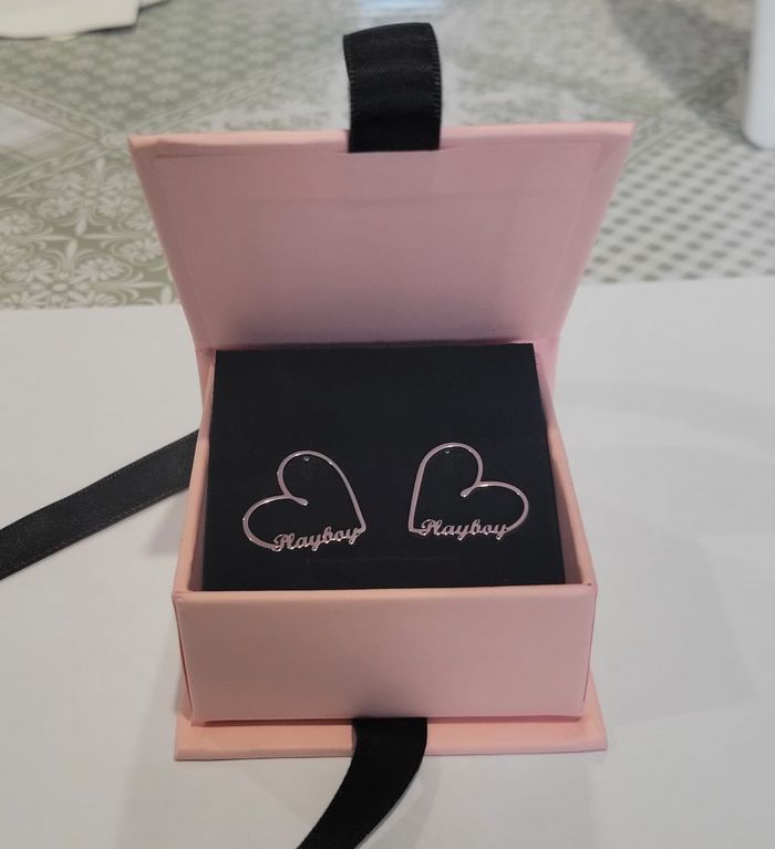 BOUCLES D'OREILLES COEURS INSCRIPTION PLAYBOY ARGENTE AVEC BOITE ! NEUF !