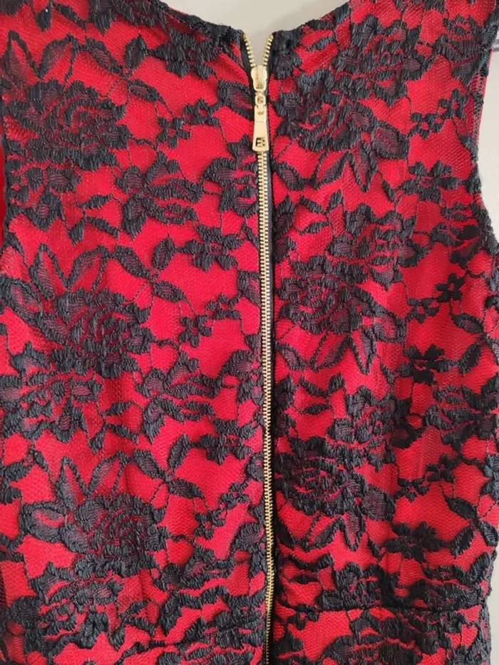 Robe à dentelle noire et rouge made in Italie - photo numéro 3