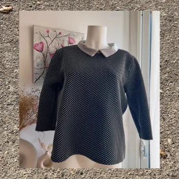 Blouse noire à pois col Claudine