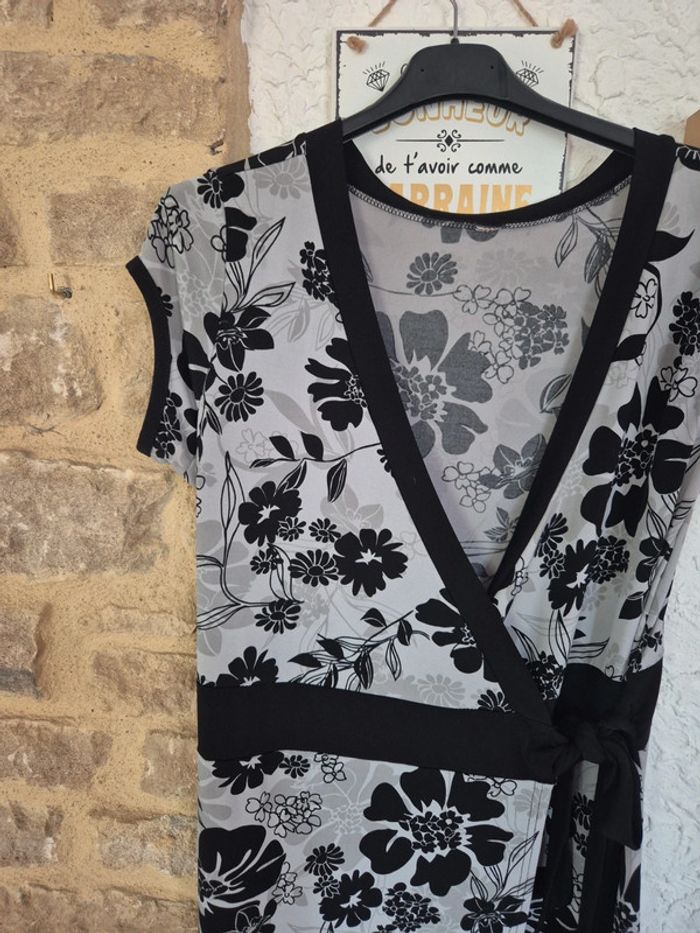 Très jolie tunique longue ou robe cache cœur à fleurs taille 44 - photo numéro 2