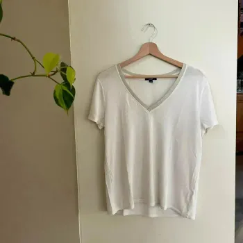 T-shirt blanc cassé Kiabi T.S, col V, manches courtes, maille fine fluide, basique chic V039