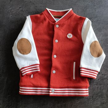 Veste rouge avec illustration WILD
Taille 12 mois