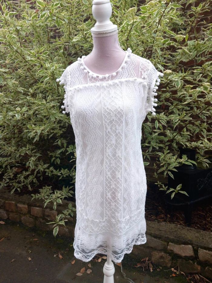 Robe courte en dentelle blanche. Taille M.