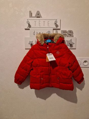 Magnifique veste doudoune rouge chaude 2 ans
