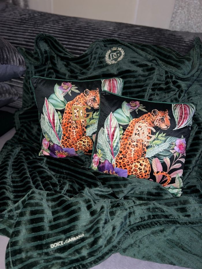 Ensemble couverture et coussins brodé