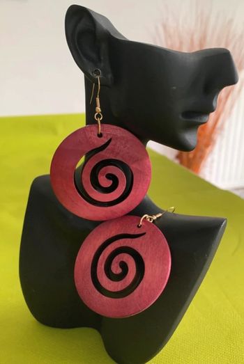 Grandes boucles d’oreilles xxl spirale bordeaux ronde en bois