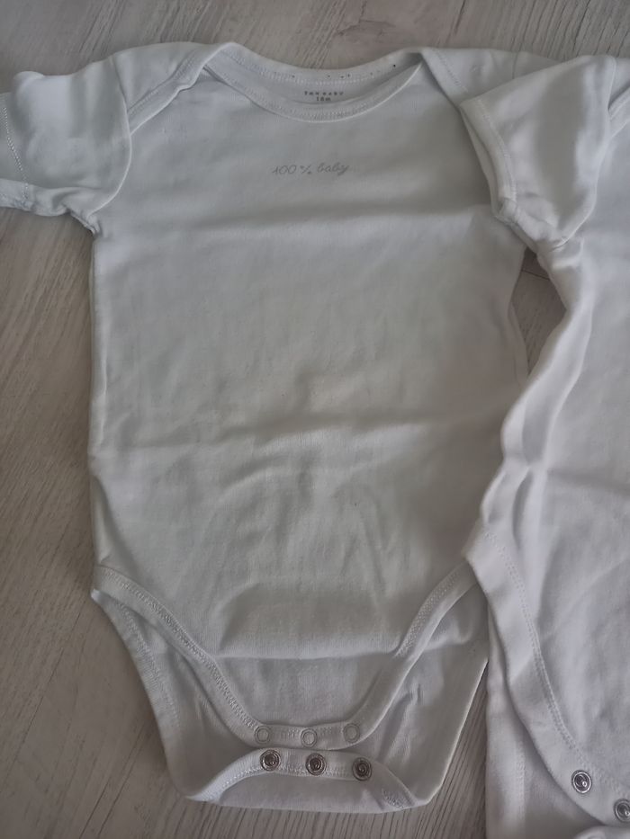 Lot de 4 bodies 18 mois - photo numéro 8