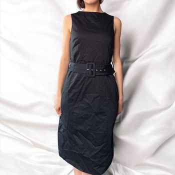 Robe moulante à ceinture argentée