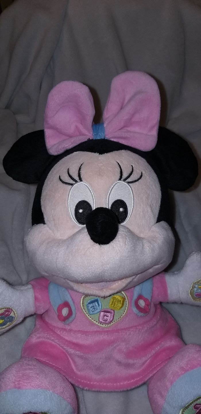 🐭 Joue et apprends avec la peluche baby Minnie - photo numéro 2