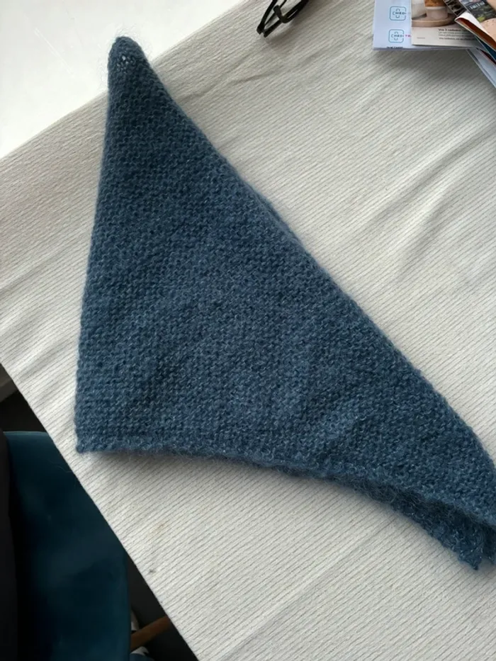 Triangle laine bleu