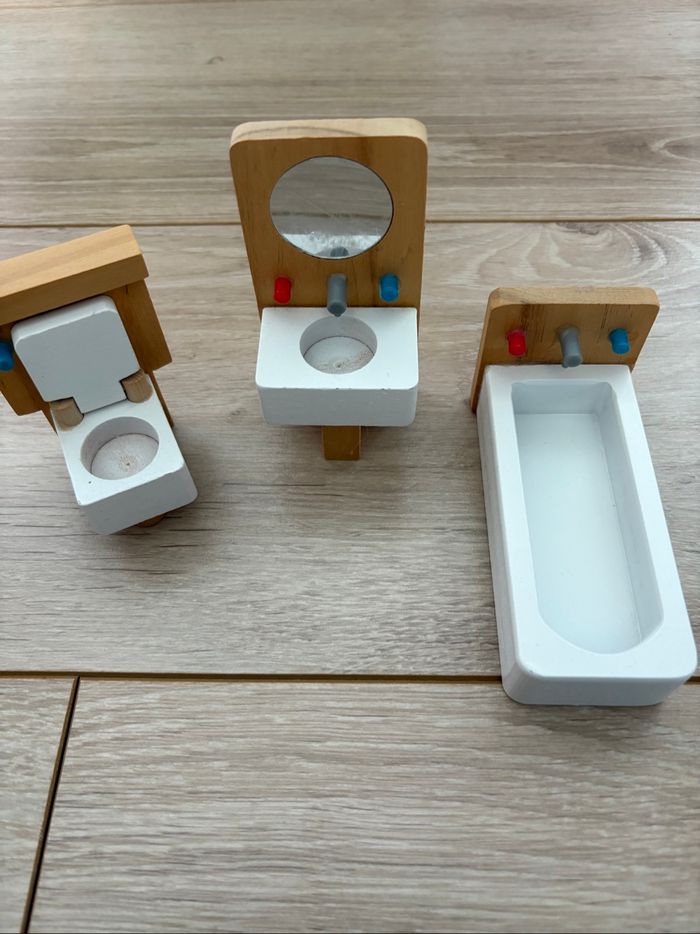 Salle de bain en bois pour maison de poupées