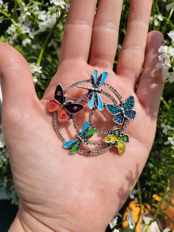 Broche papillons multicolores