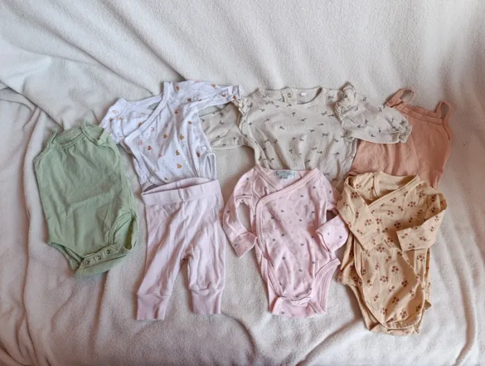 Lot bodies + 1 legging 1 mois