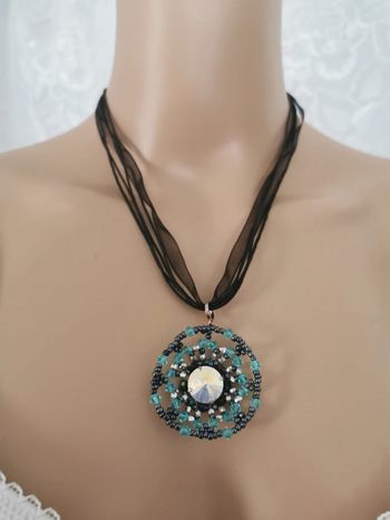 Collier. Médaillon. Turquoise. Marron.