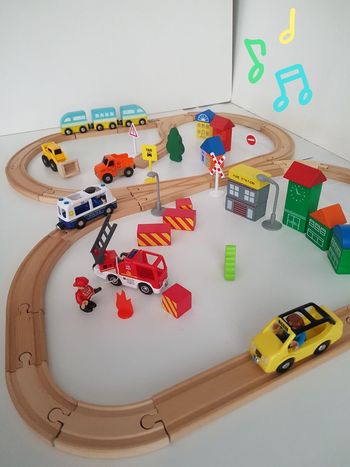 Véhicules city et circuit de train en bois