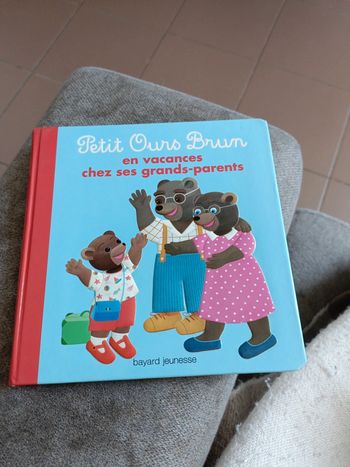 Petit ours brun en vacances chez ses grands-parents