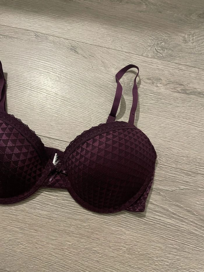 Soutien gorge violet satiné à motifs à armature et dentelle taille 90C - photo numéro 3