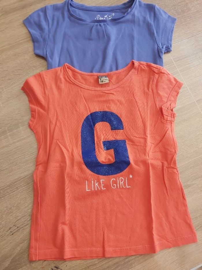 2 T-shirts taille 6ans