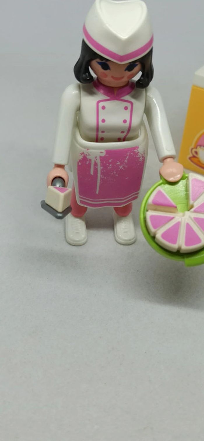 Femme pâtissière avec gâteaux playmobil - photo numéro 2