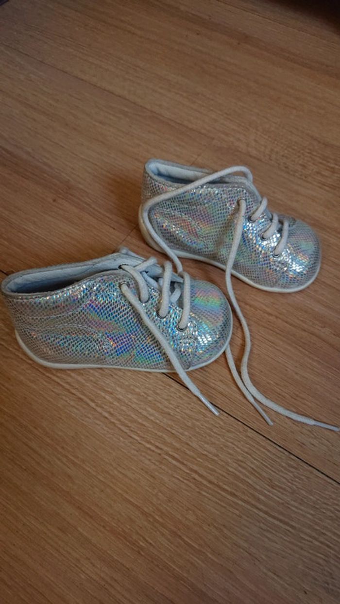 Chaussures premiers pas argentés à lacets - photo numéro 2