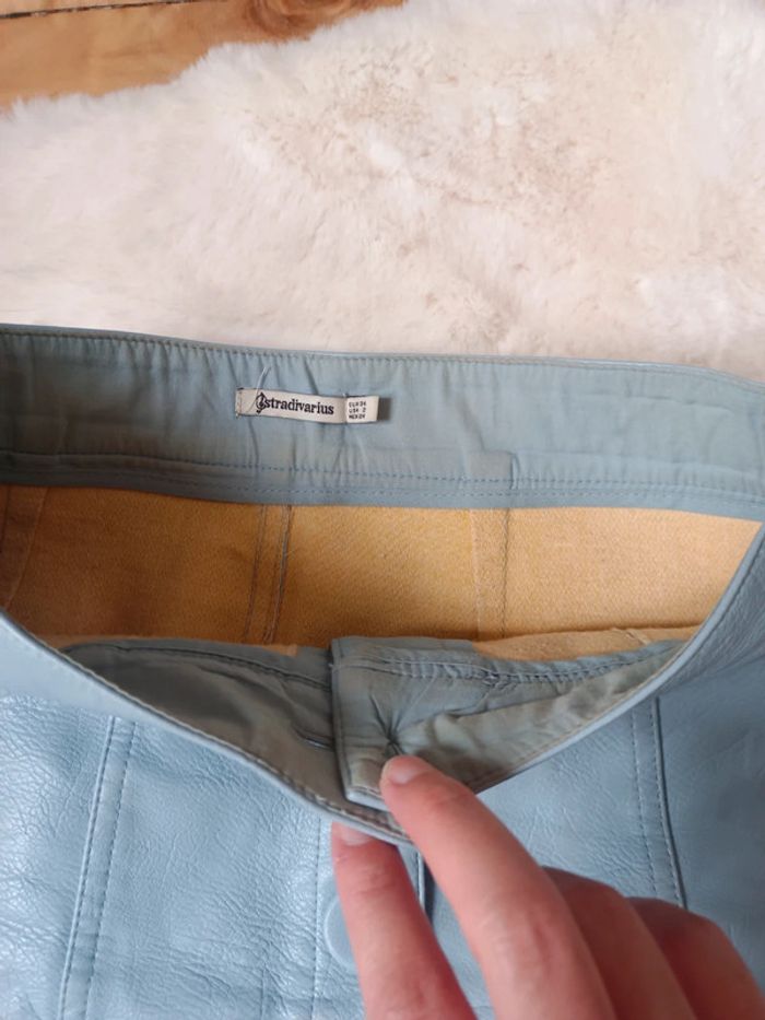 Jupe en simili cuir bleu Stradivarius - photo numéro 3