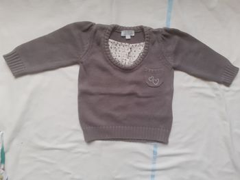 Pull marron avec empiècement  tissu à l'encolure, petite poche avec double coeur