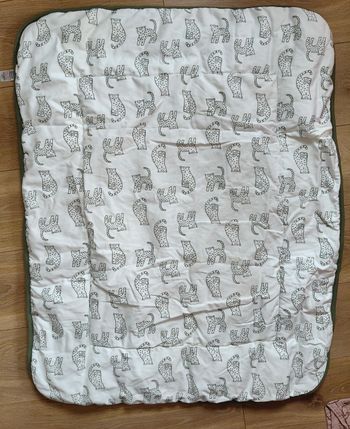 Tapis de jeu bébé mixte Hema kaki blanc animaux 102x82cm