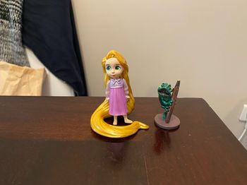 Figurine raiponce et pascal caméléon disney