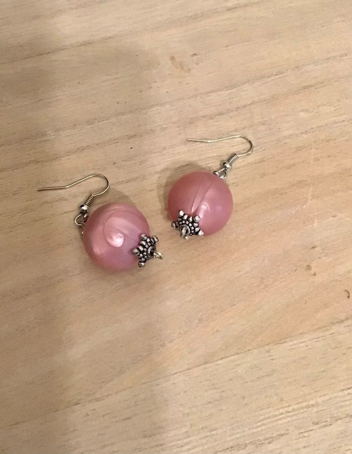 Boucle d’oreille forme ronde de coloris rose et argenté 3 cm long - photo numéro 3