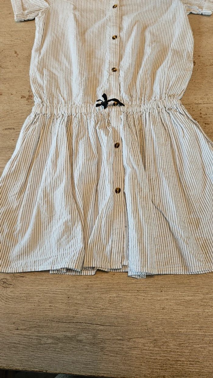 Jolie robe classique à manches courtes blanche lignée grise, Okaîdi, 14 ans, jamais mise - photo numéro 5
