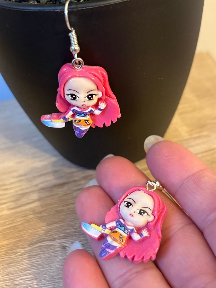 Boucles d'oreilles Pendantes Personnage Mira Kpop - photo numéro 3