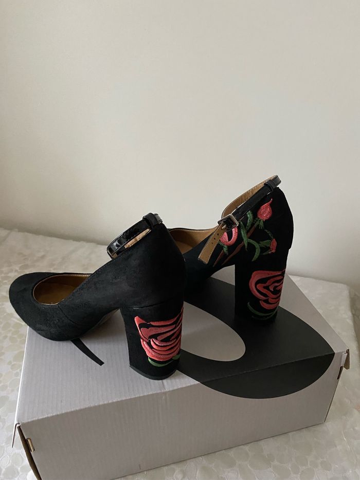 Chaussures à talon en daim noir brodée - photo numéro 7