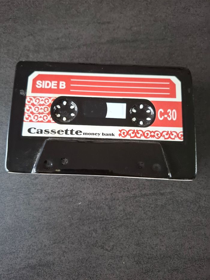 Tirelire collector Cassette en très bon état - photo numéro 3