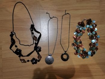Lot de 4 collier fantaisie.