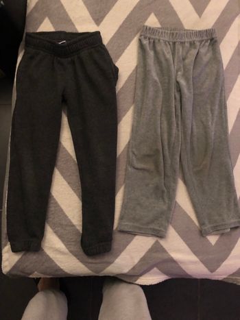 Le lot de 2 pantalon taille 4 ans le pantalon gris foncer à quelques signe d’usure mes reste en bon état voir photo joint et le pantalon gris clair est en très bon état