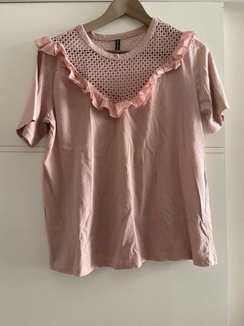 T-shirt vieux rose à froufrous et dentelle stradivarius