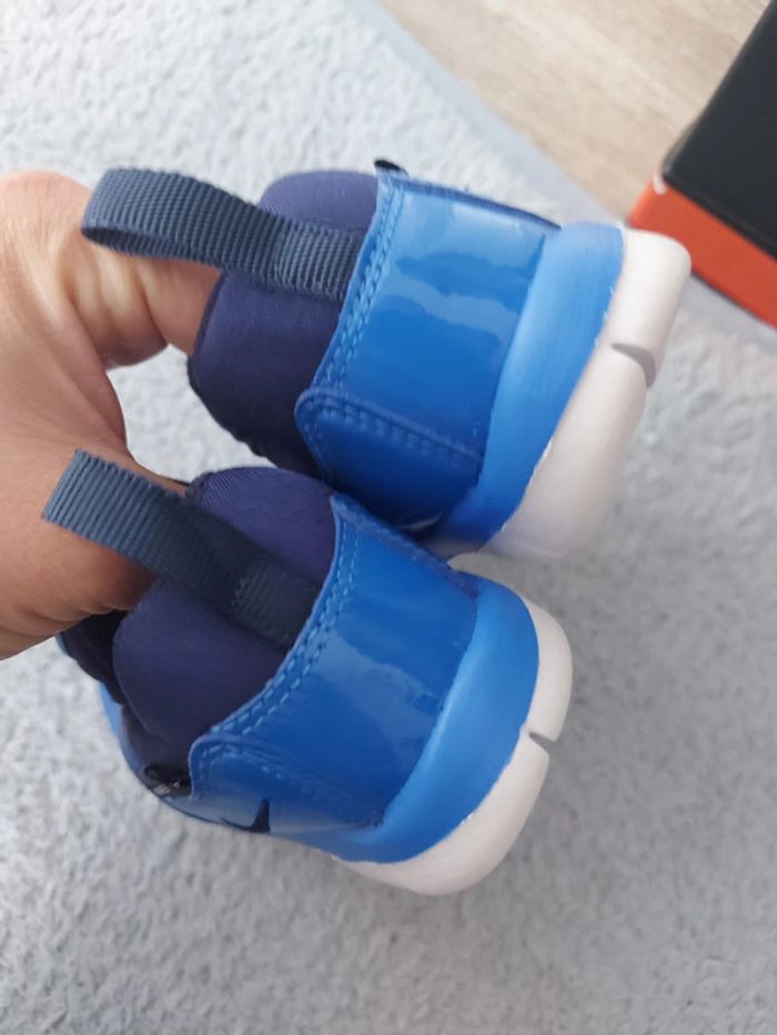 Baskets Nike taille 23,5 neuve - photo numéro 3