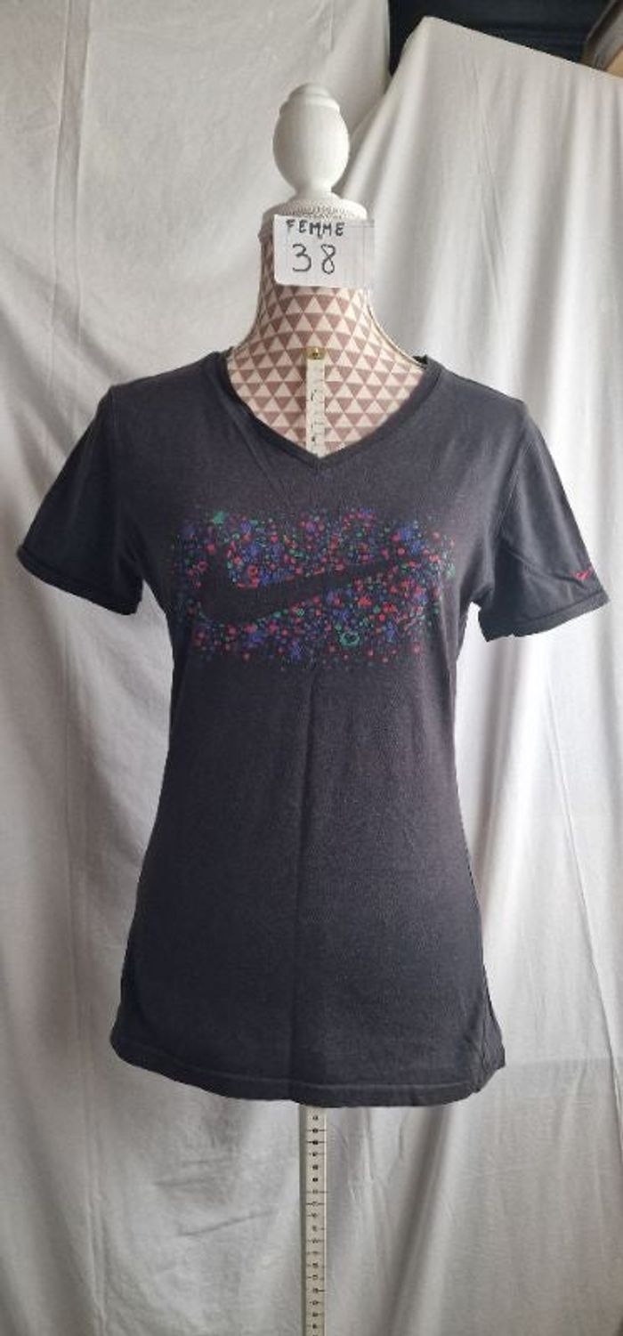 Tee-shirt, noir à motif, en très très bon état, en coton, longueur 63cm, largeur d'épaule 38cm
